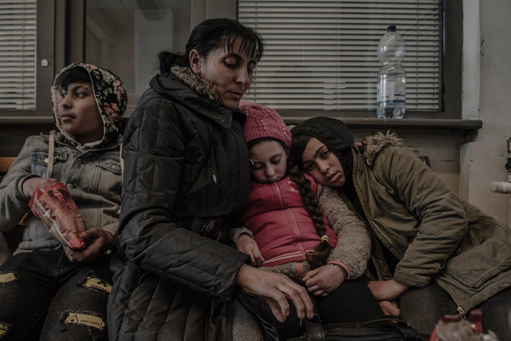 Евакуйовані з України на вокзалі в угорському Загоні в неділю